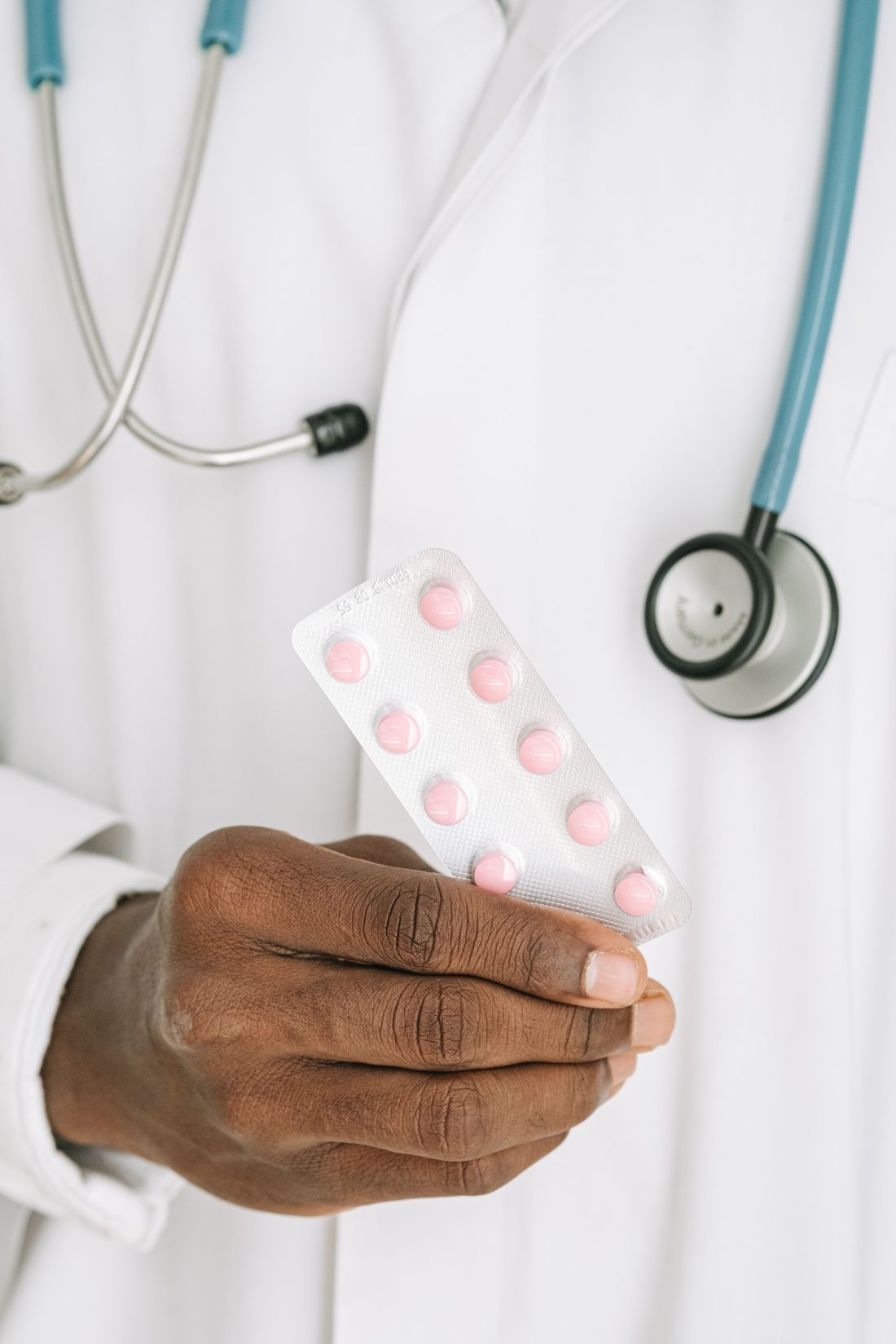 Professionnel de santé tenant des médicaments — garantir la qualité des produits médicaux